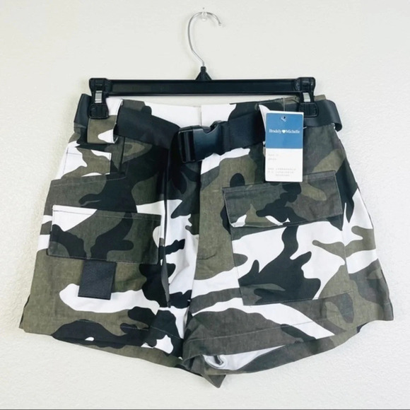 BRADELY MICHELE NWT Camo Cargo Style Shorts Small - Picture 2 of 6